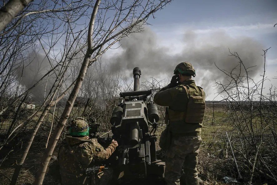 102490959-ukrainian-servicemen-fire-with-an-m119-105mm-howtitzer-at-russian-positions-near-bachm.jpg