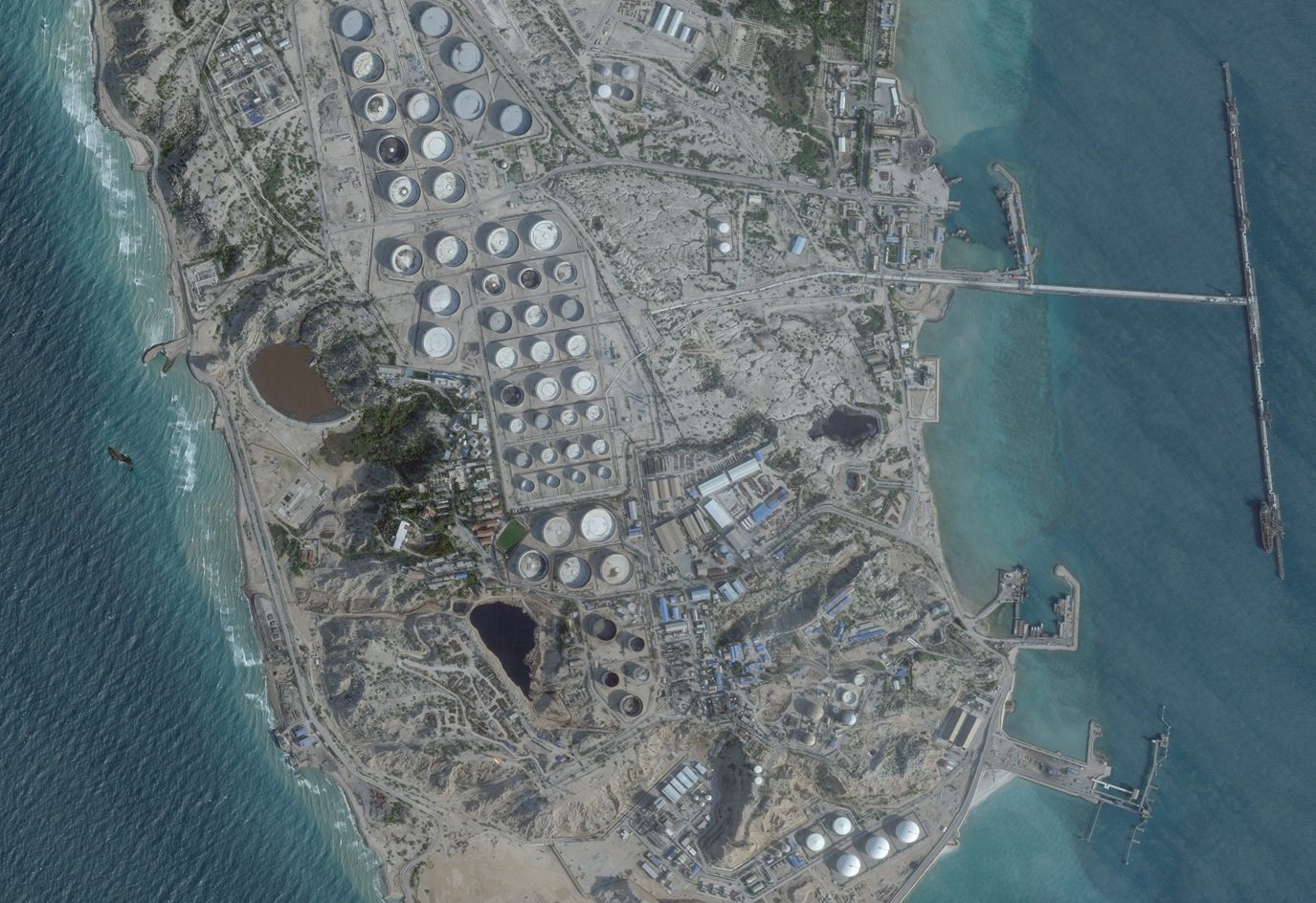 2026-03-09T133829Z_1021977946_RC211KAXTLRU_RTRMADP_3_IRAN-CRISIS-OIL-KHARG_c136bd.jpg