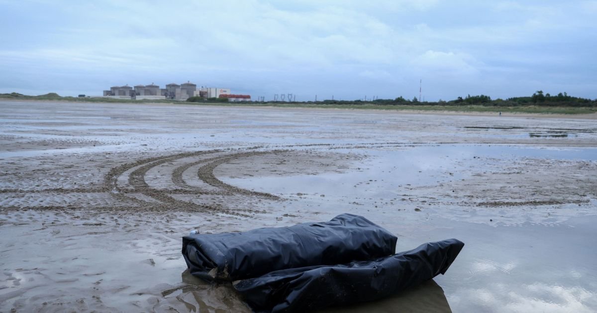 Bote-abandonado-na-praia-depois-que-a-policia-dispersou-imigrantes-que-tentavam-deixar-a-costa-norte.jpeg