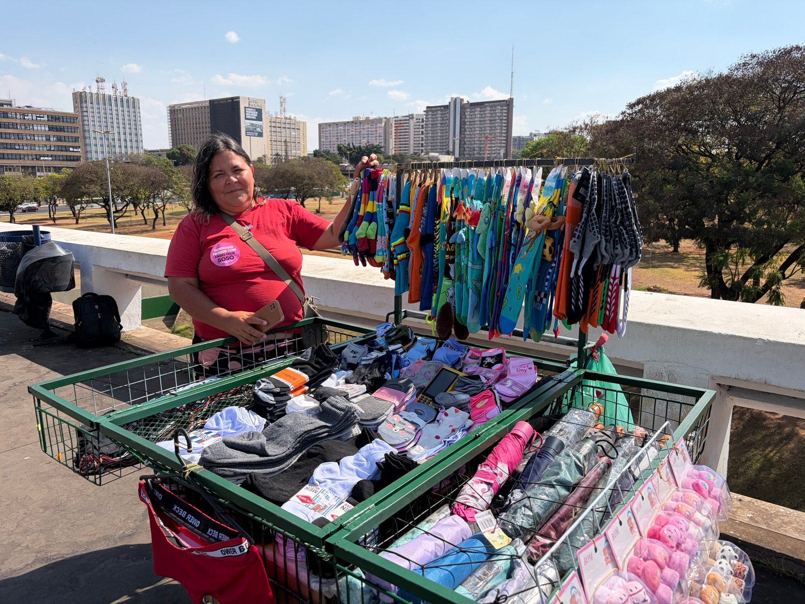 Claudiane-e-ambulante-de-rua-ha-mais-de-15-anos-e-vende-pecas-de-roupa-ao-lado-da-Rodoviaria-do-Plan.jpeg