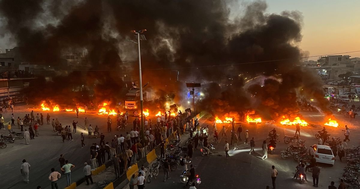 Em-13-de-setembro-manifestantes-na-provincia-de-Idlib-queimaram-pneus-e-outros-detritos-para-bloquea.jpeg