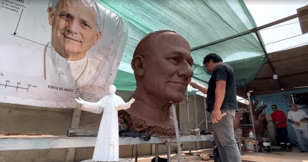 Escultores-trabalham-em-homenagem-ao-papa-Leao-XIV.png