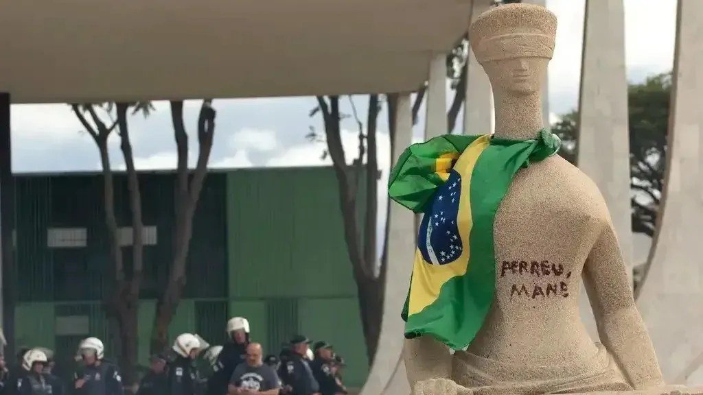Estatua-STF-pichada-perdeu-mane-e1721122770307.webp.jpeg