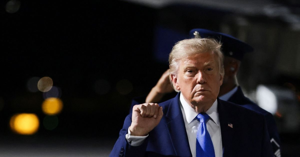 O-presidente-dos-EUA-Donald-Trump-faz-um-gesto-enquanto-caminha-apos-desembarcar-do-Air-Force-One-ao.jpeg