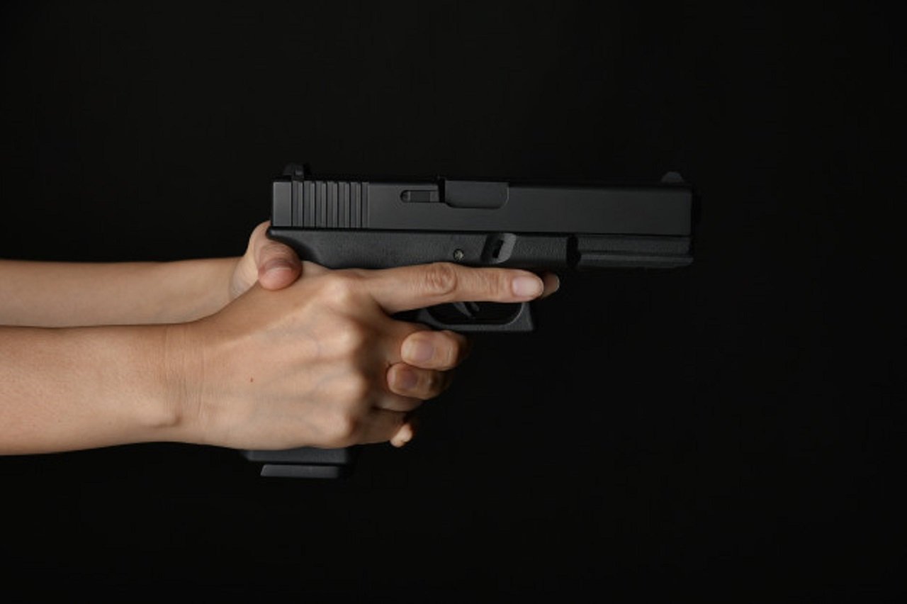 equipe-apontar-a-arma-pronta-para-disparar-assassino-com-a-pistola-do-revolver-de-9mm-que-espera-rou.jpeg