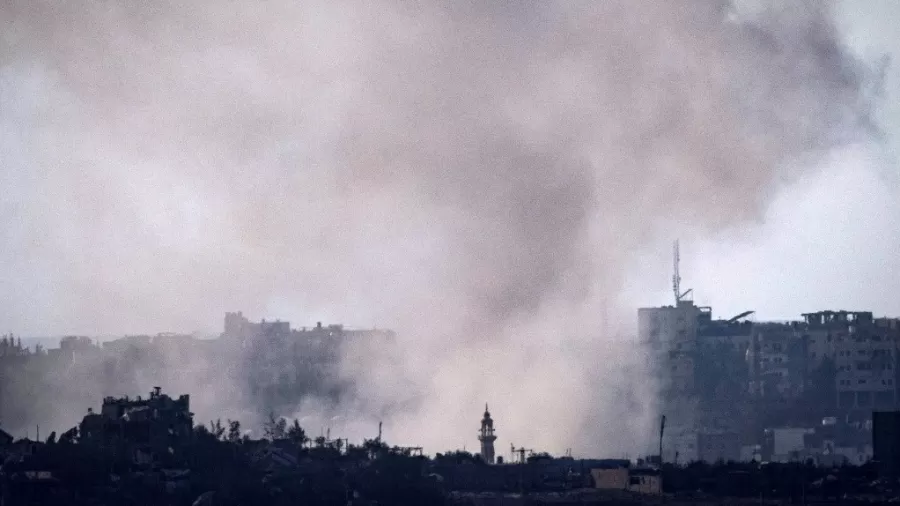 foto-tirada-do-lado-israelense-da-fronteira-com-a-faixa-de-gaza-mostra-fumaca-de-bombardeios-na-regi.webp