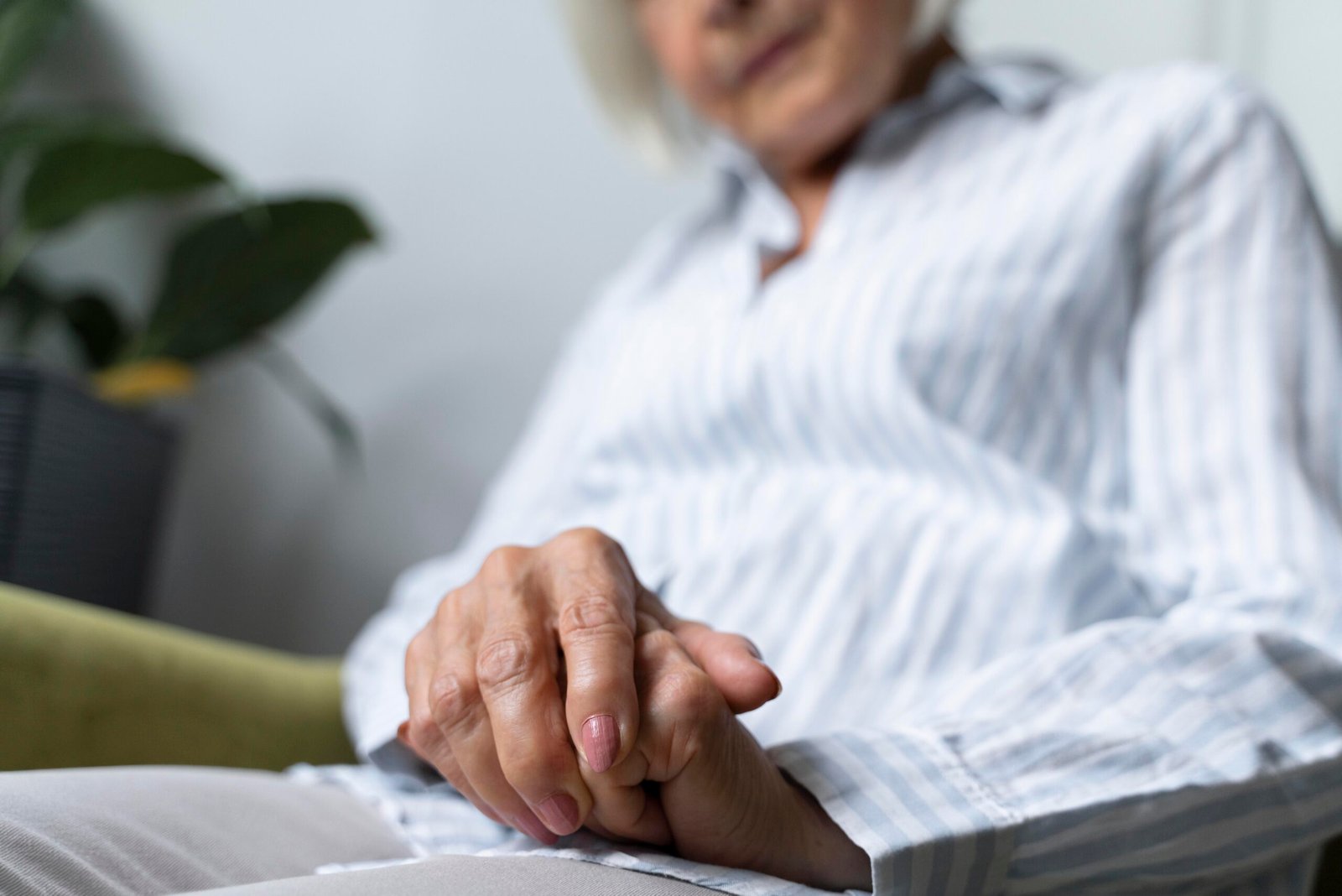 old-woman-confronting-alzheimer-disease-scaled.jpg