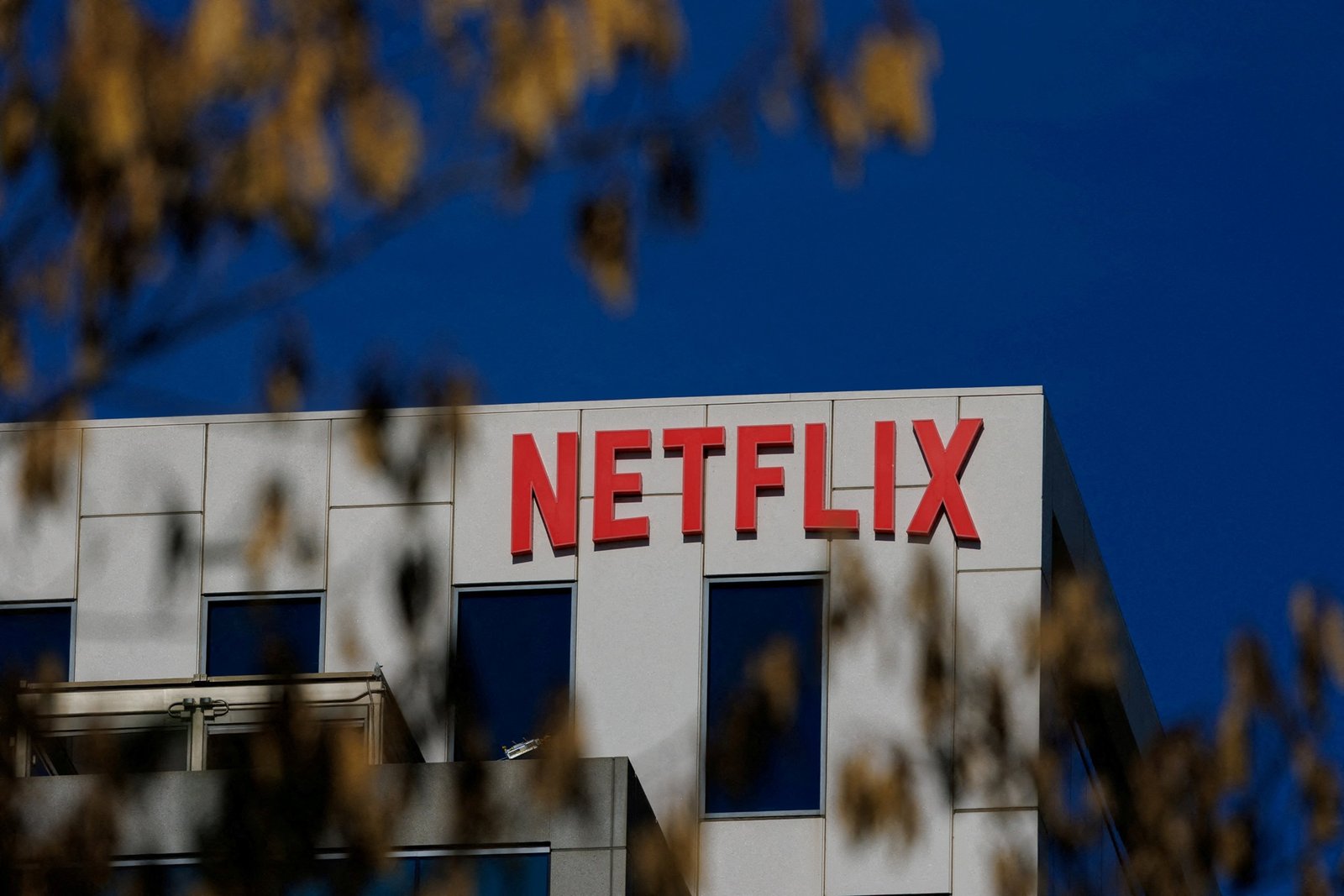 2025-12-05T122804Z_1_LYNXMPELB40QB_RTROPTP_4_WARNER-BROS-DIS-M-A-NETFLIX.jpg