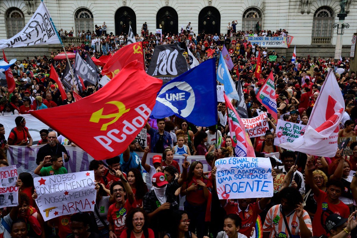 AFP__20261007__D2K739E__v1__MidRes__BrazilElectionRunoffStudentsMarch.jpg