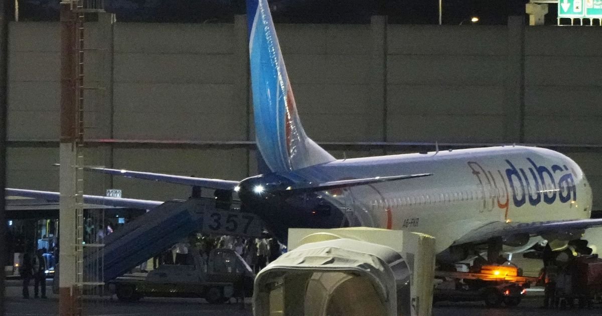 Aviao-da-Flydubai-em-aeroporto-no-Oriente-Medio.jpg