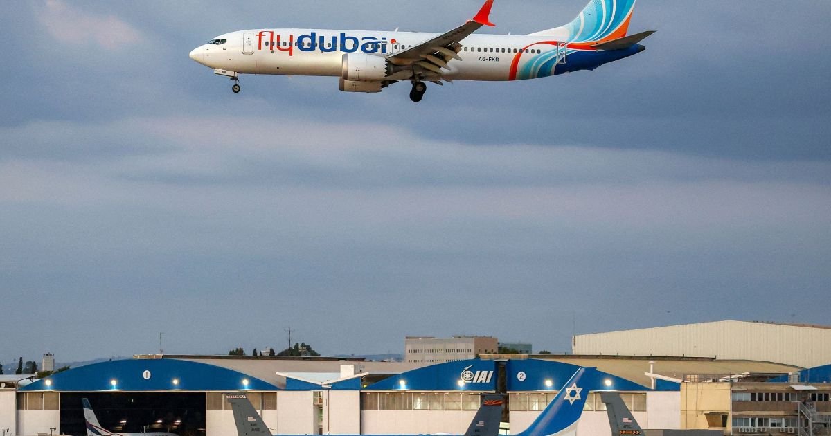 Aviao-da-Flydubai-em-aeroporto.jpg