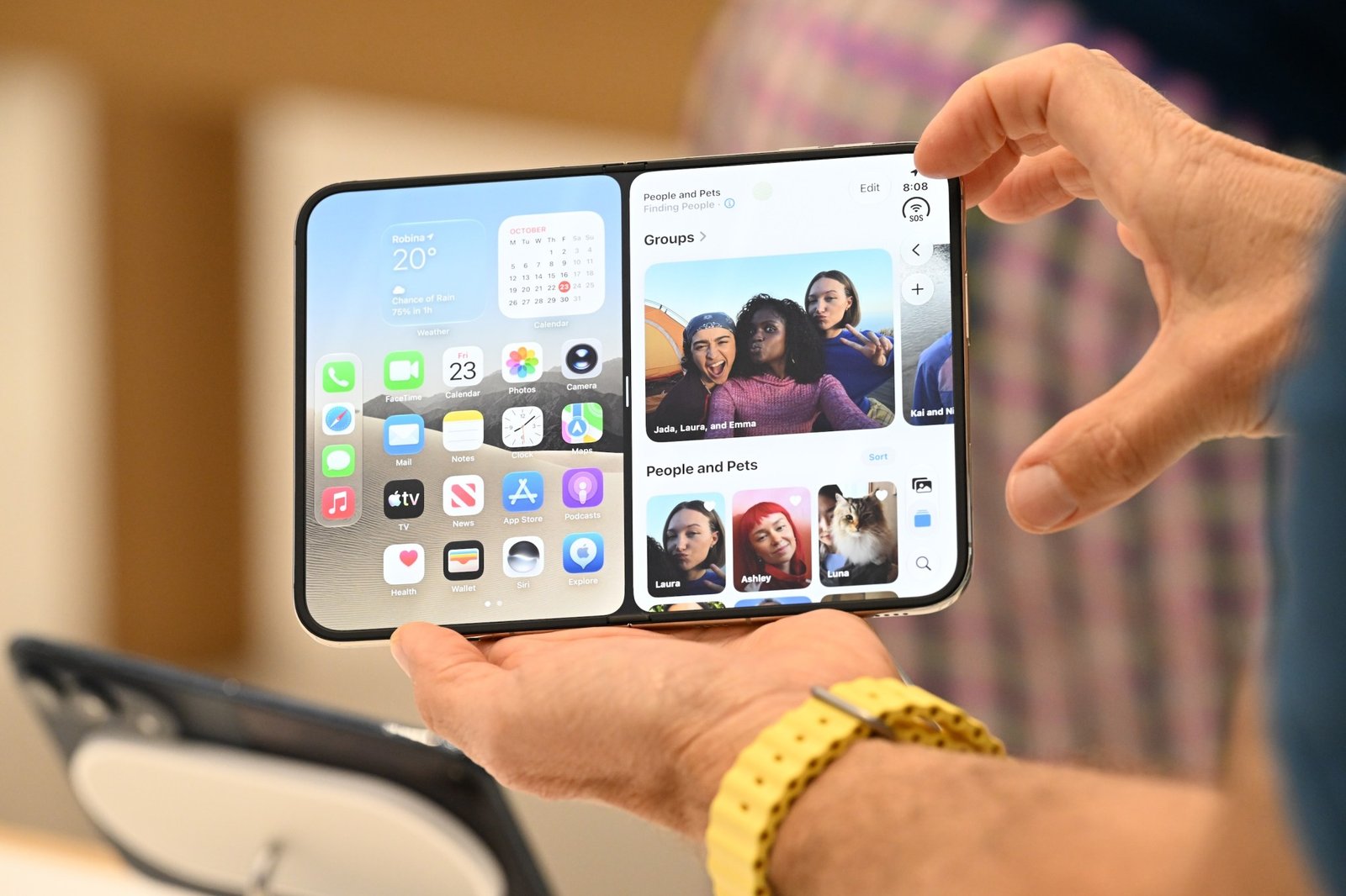 SOME-IPHONE-DUO-OWNERS-SAY-APPLES-1999-FOLDABLE-CRACKED-WITHIN-HOURS-OF-UNBOXINGAND-A-POSSIBLE-EXPLA.jpeg