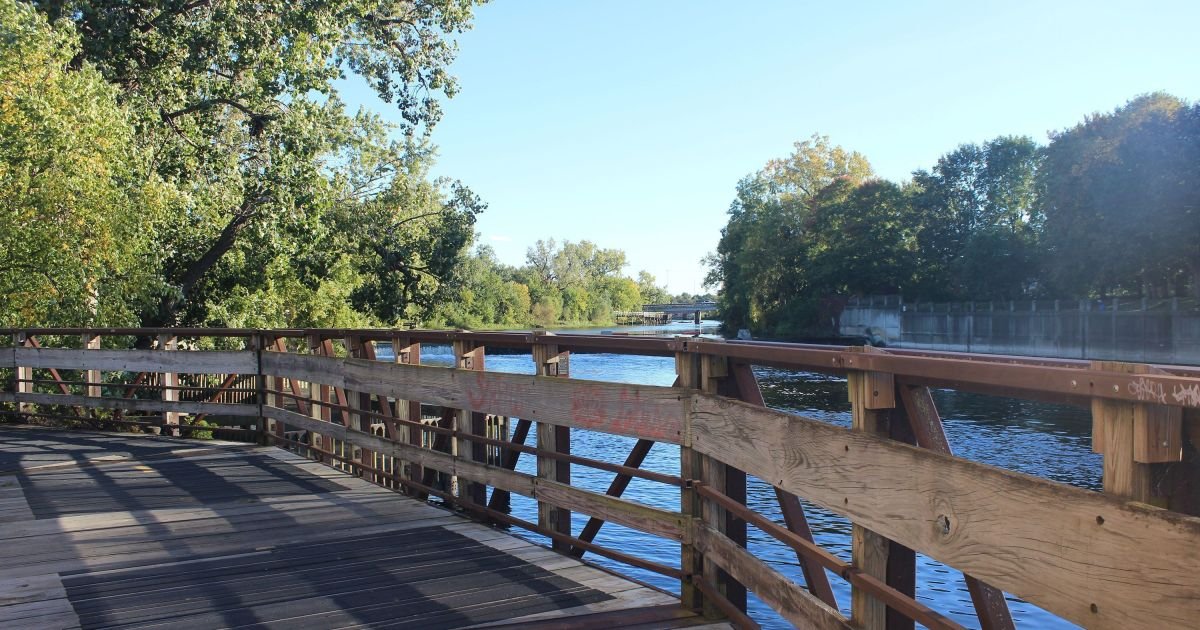 Trecho-da-trilha-Lansing-River-Trail-em-Lansing-Michigan.jpg