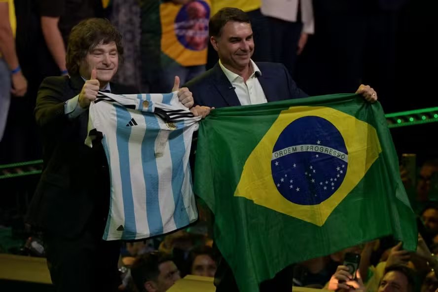 milei-e-flavio-bolsonaro.jpg