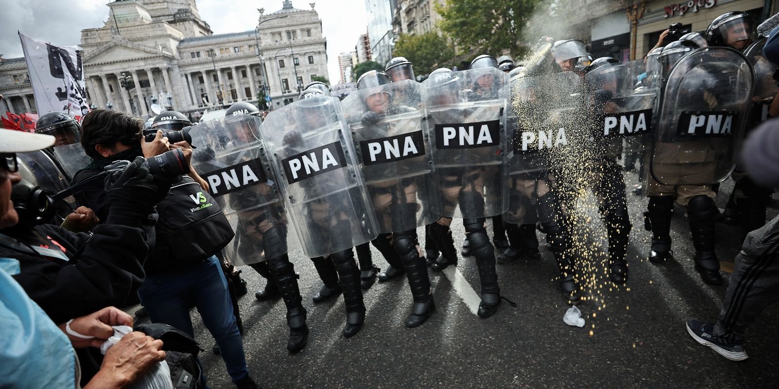 protesto_contra_cortes_de_pensoes_na_argentina_-_reuters.jpg